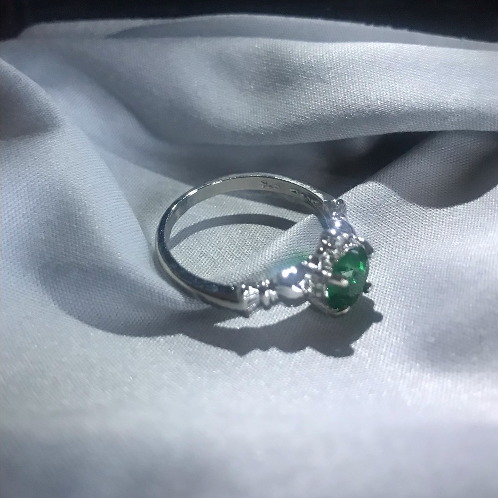 Emerald-Center Silver Claddagh Celtic Ring - Picture 2 of 3